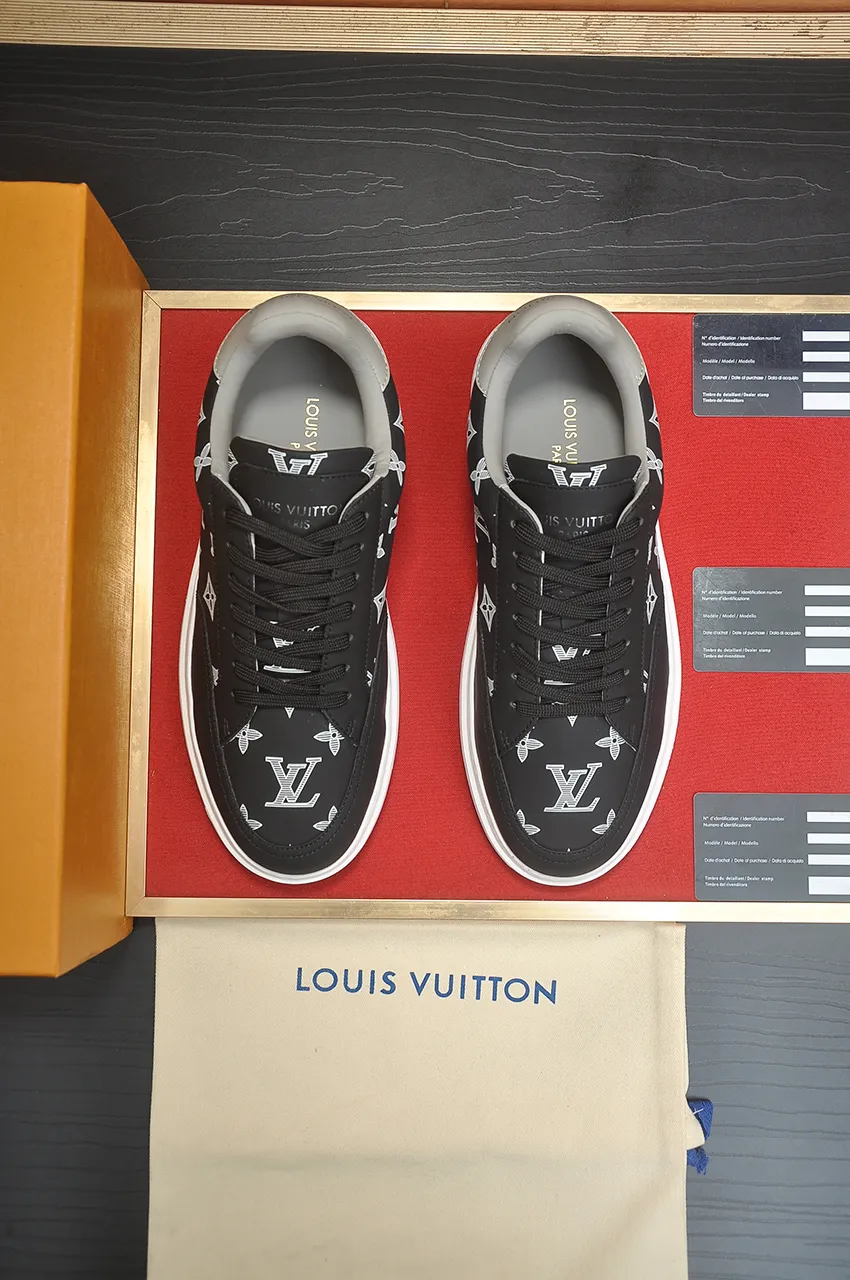 Men's men's shoes 💰640💶Original development, quality shipping, welcome to compare - LV sneaker series sports shoes introduce the loose silhouette of the ready-to-wear series into the spring and summer men's wear shows and make an eye-catching appearance. The cow leather upper is combined with rough fabric laces, and colorful beading highlights the brand's classic elements. LV letters mark the tongue and Monogram floral outsole. Mixed materials Made of top-grain cowhide, thick shoelace design, large Monogram print on the side, mesh lining and cotton feet, the comfort is as extreme as ever, premium heritage, quality first, worth owning! Size: Men’s 38-45 (45 is custom-made and cannot be returned or exchanged)